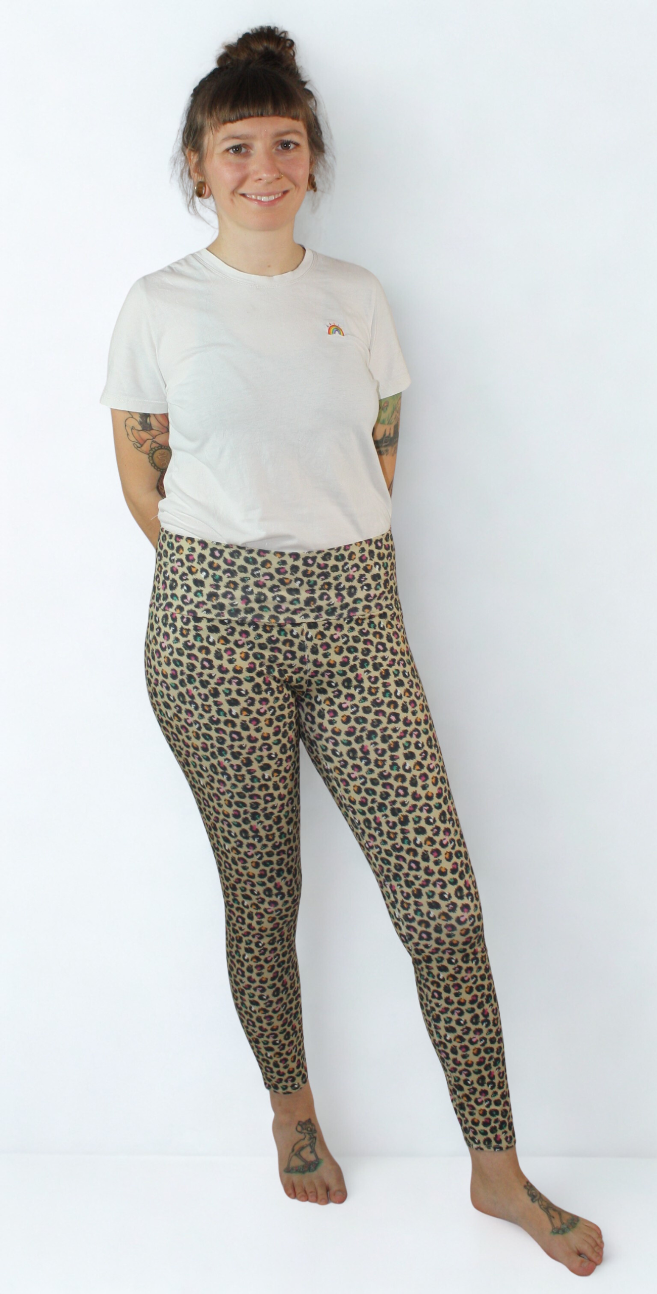 Beige Yoga Leggings mit Leo-Print aus Bio-Baumwolle, handmade in kleiner Stückzahl