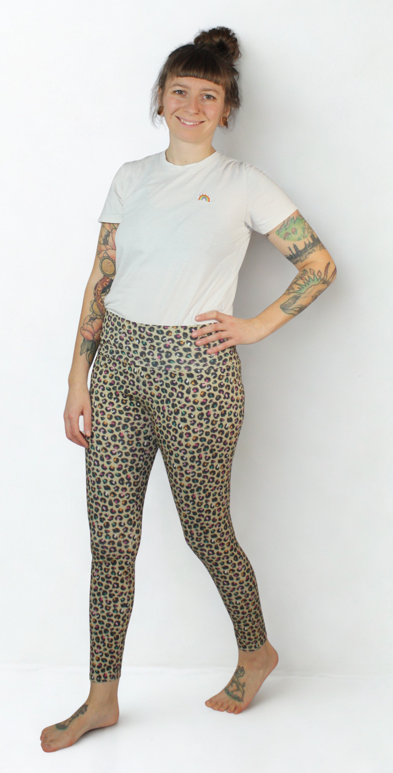 Beige Yoga Leggings mit Leo-Print aus Bio-Baumwolle, handmade in kleiner Stückzahl