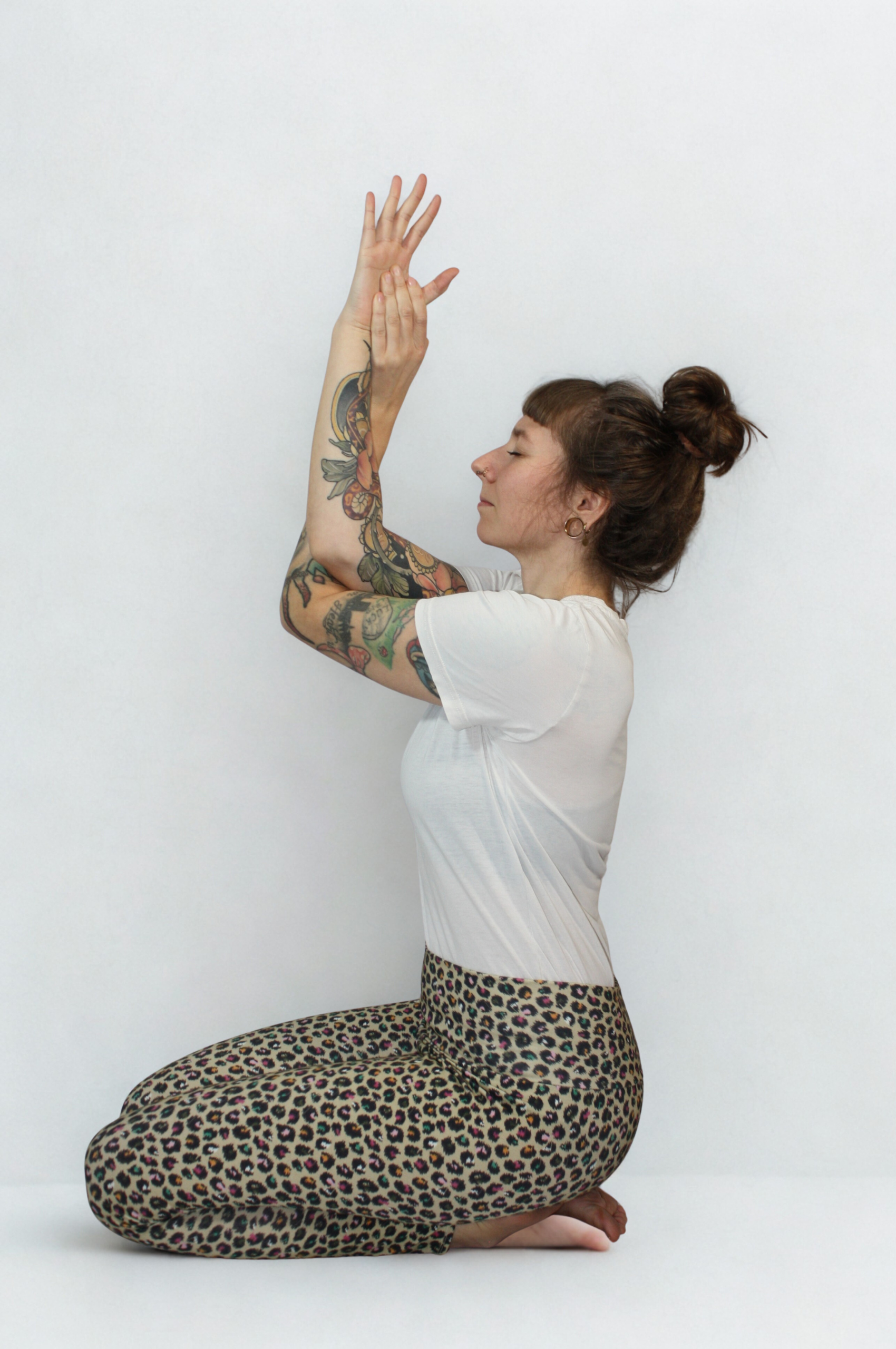 Beige Yoga Leggings mit Leo-Print aus Bio-Baumwolle, handmade in kleiner Stückzahl