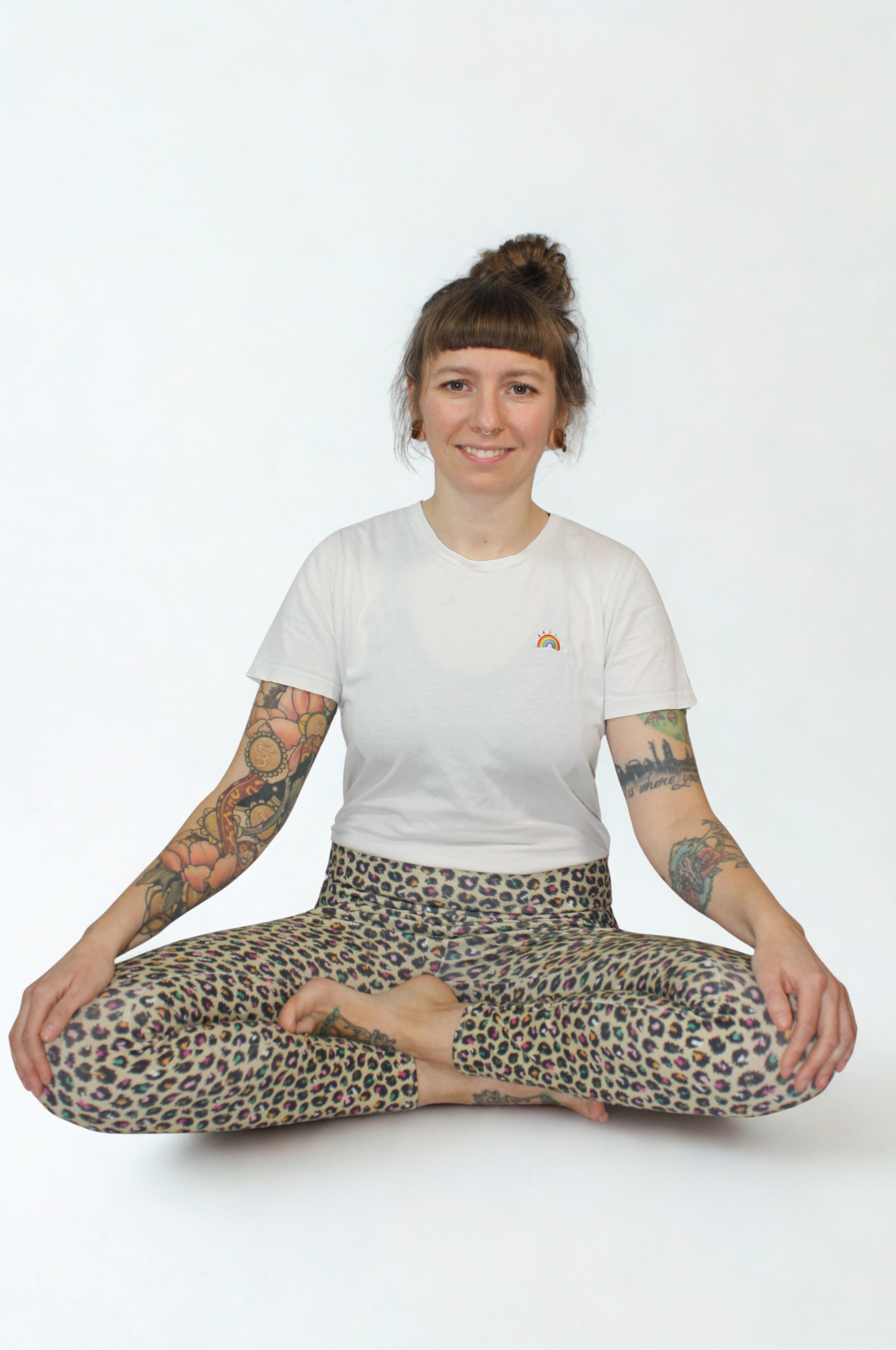 Beige Yoga Leggings mit Leo-Print aus Bio-Baumwolle, handmade in kleiner Stückzahl