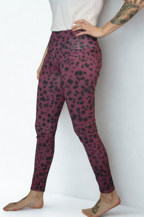 Dunkel beerige Yoga Leggings mit schwarzen Aquarell-Flecken aus Bio-Baumwolle, handmade