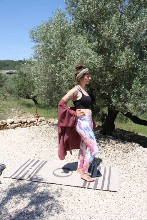Soul Joy Yoga Leggings aus GOTS-zertifizierter Bio-Baumwolle mit farbenfrohem Ikat-Muster in Rosa, Flieder, Hellblau und Orange.