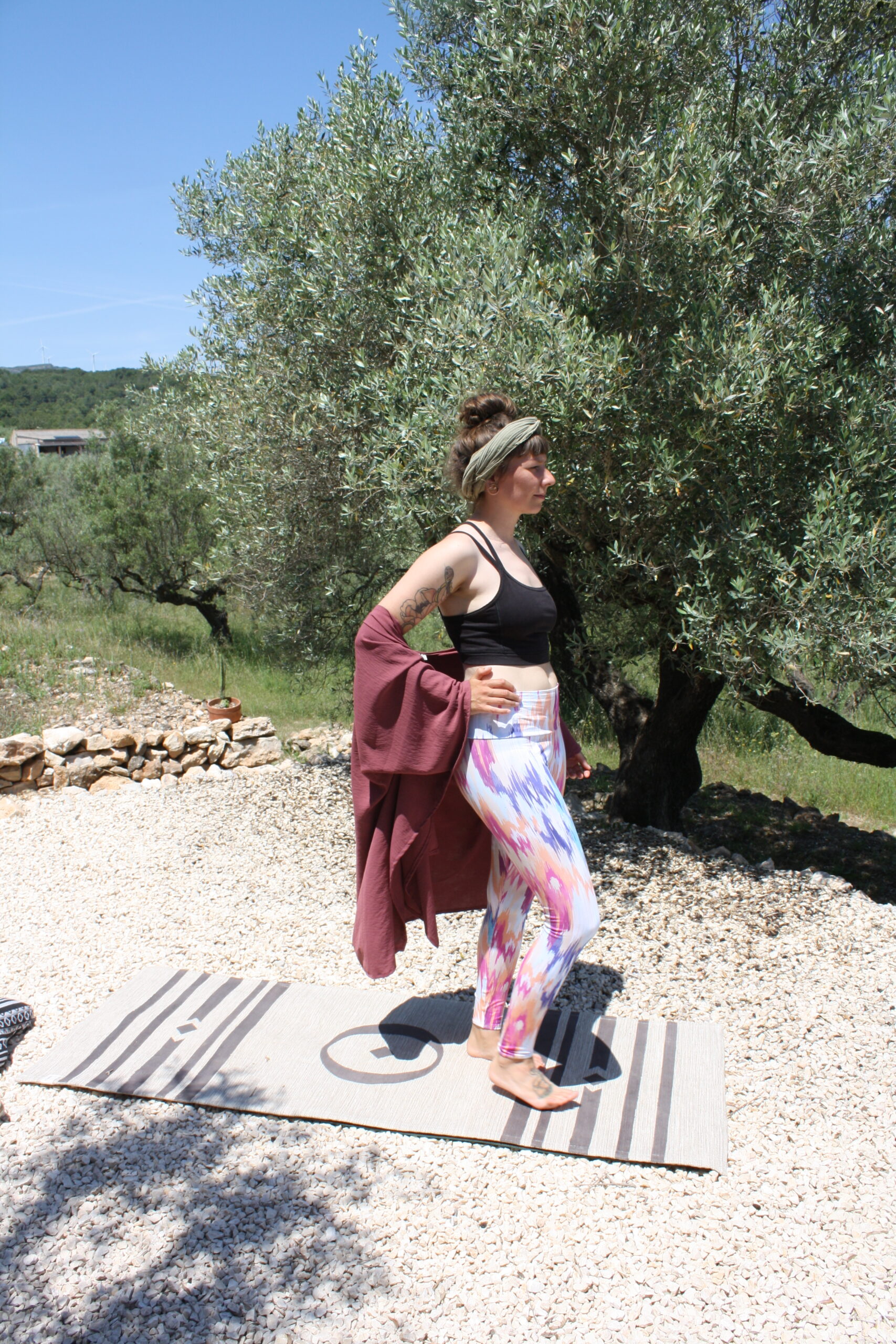 Soul Joy Yoga Leggings aus GOTS-zertifizierter Bio-Baumwolle mit farbenfrohem Ikat-Muster in Rosa, Flieder, Hellblau und Orange.