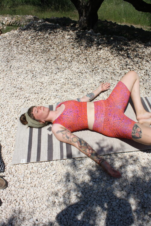 Soul Spice Yoga Leggings aus GOTS Bio-Baumwolle mit warmem Animal-Design in Orange- und Rottönen.