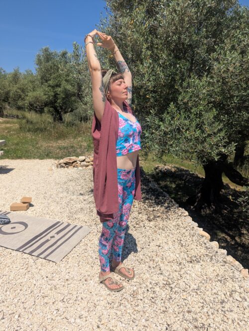 Soul Eden Yoga Leggings aus GOTS Bio-Baumwolle mit Kranichen und Pfingstrosen auf türkisfarbenem Hintergrund.