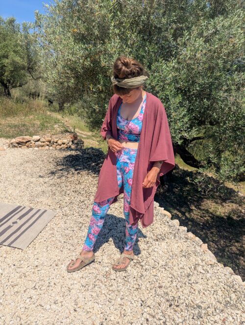 Soul Eden Yoga Leggings aus GOTS Bio-Baumwolle mit Kranichen und Pfingstrosen auf türkisfarbenem Hintergrund.