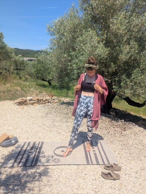 Soul Dune Yoga Leggings aus GOTS Bio-Baumwolle in natürlichem Kuhfellmuster, handmade in Baden-Württemberg.