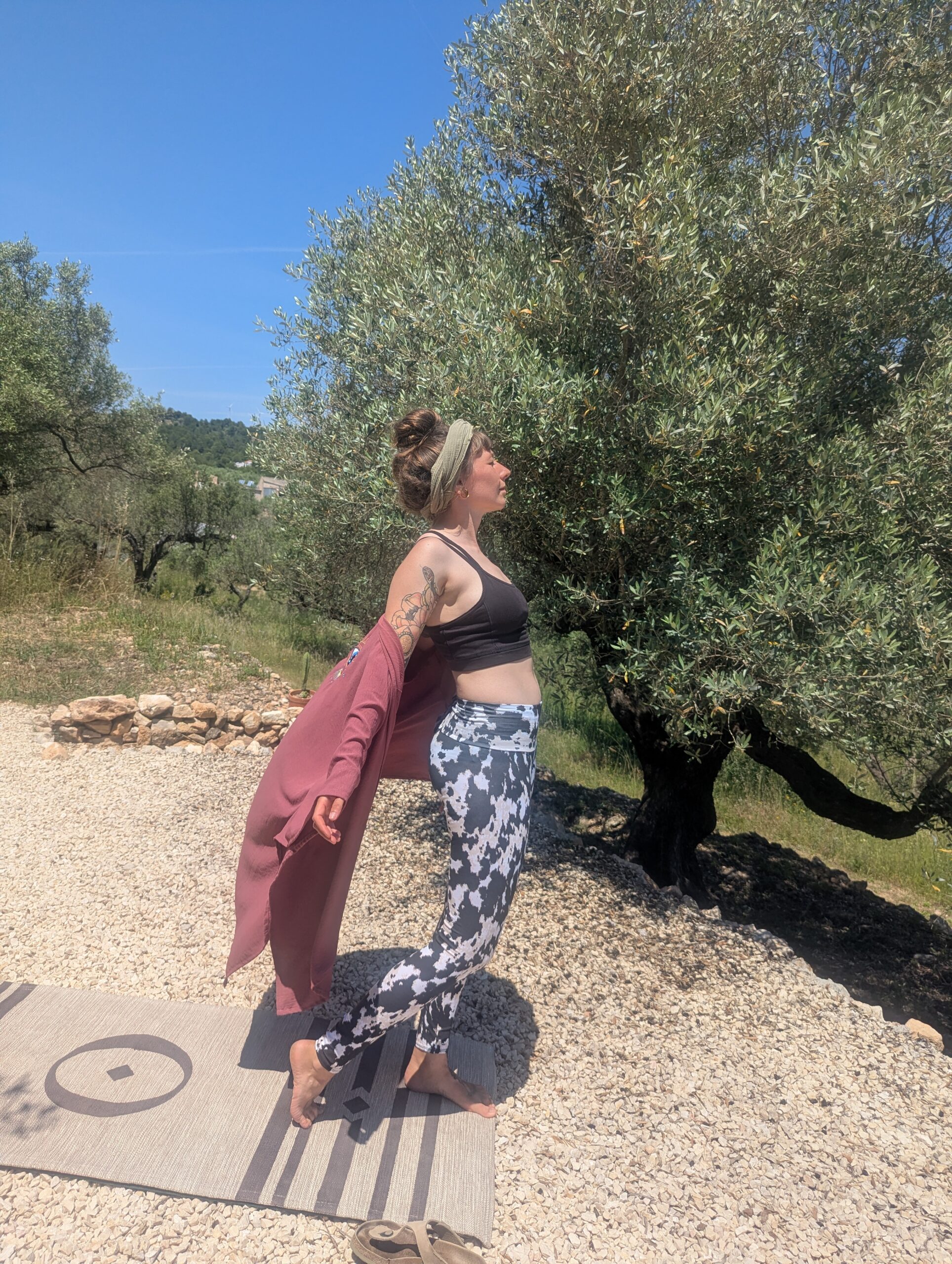 Soul Dune Yoga Leggings aus GOTS Bio-Baumwolle in natürlichem Kuhfellmuster, handmade in Baden-Württemberg.